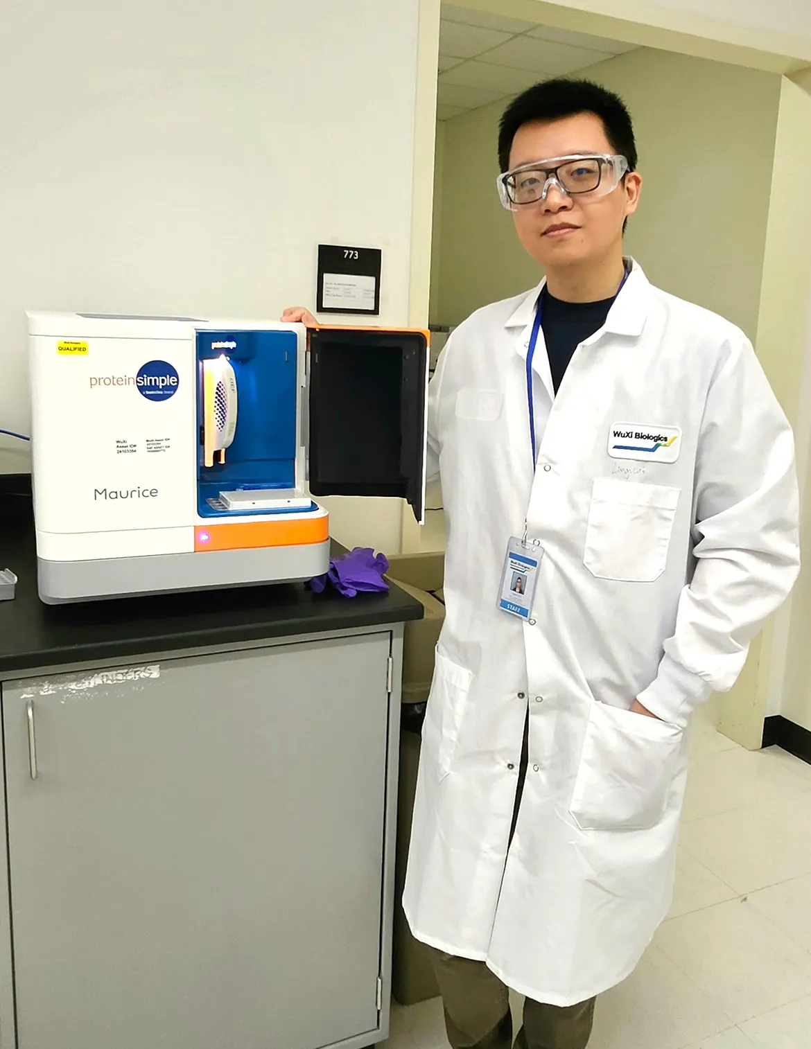 Lingwei Zhu at work in the lab. 
