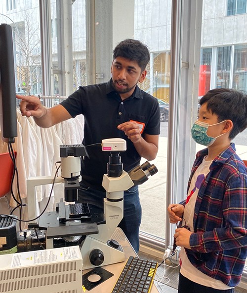 Fluorescent microscope demonstration led by Iyer