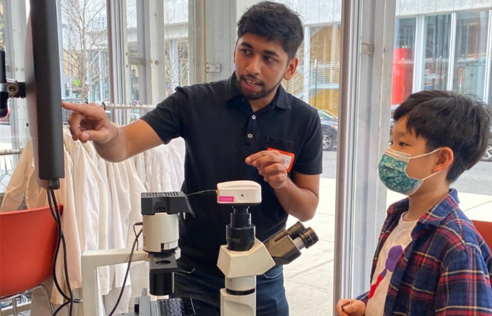 Fluorescent microscope demonstration led by Iyer